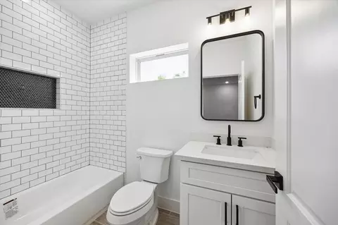 Bath - 2015 Brackenridge St #A, Houston, TX 77026 photo 1 of 3
