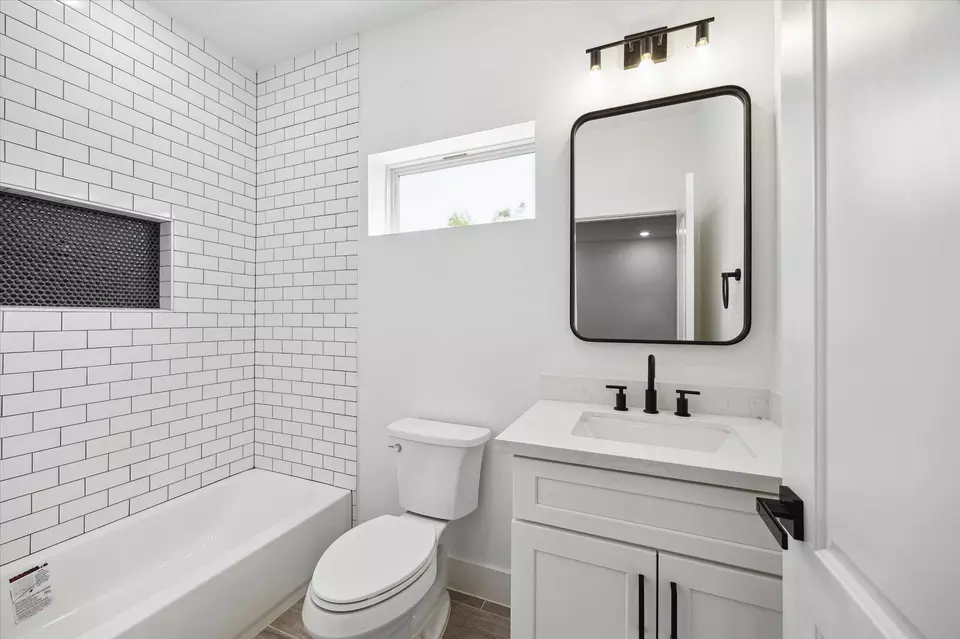 Bath - 2015 Brackenridge St #A, Houston, TX 77026 photo 1 of 3