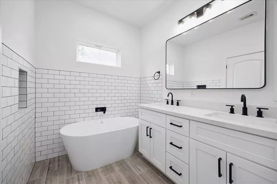 Bath - 2015 Brackenridge St #A, Houston, TX 77026 photo 2 of 3