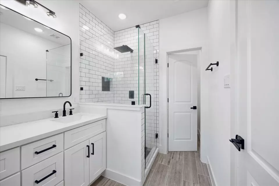 Bath - 2015 Brackenridge St #A, Houston, TX 77026 photo 3 of 3