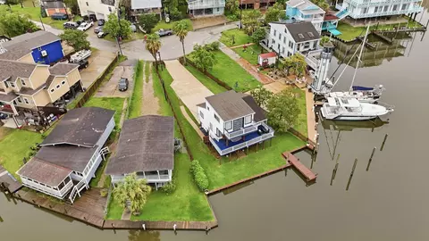 22 Tindel St, Kemah, TX 77565