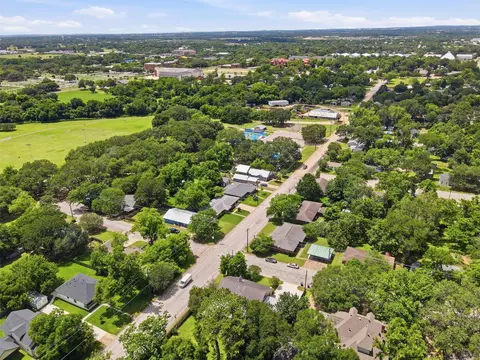 511 W Val Verde St, Brenham, TX 77833