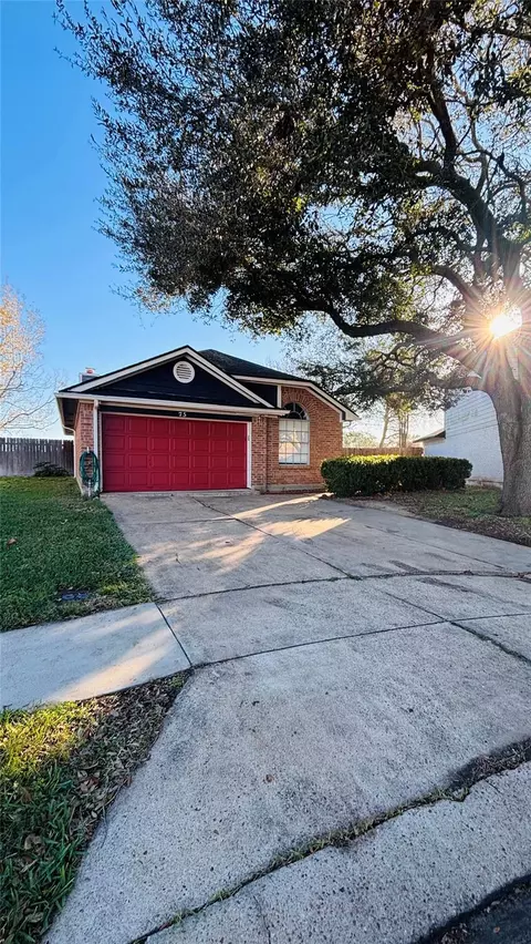 75 Avocado Ct, Lake Jackson, TX 77566