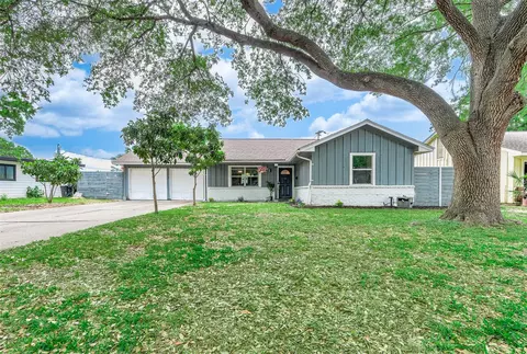 7230 Edgemoor Dr, Houston, TX 77074