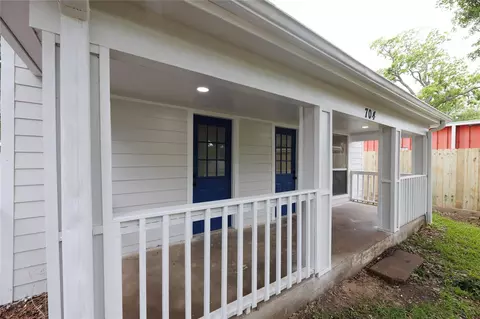 704 W Willis St, Alvin, TX 77511
