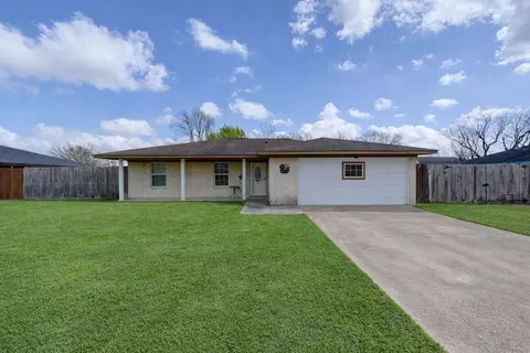 8610 Bluebonnet St, Highlands, TX 77562