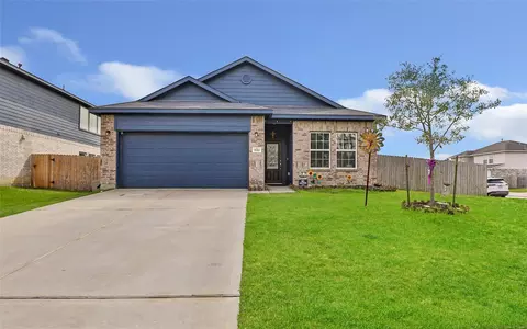 9910 Pine Forest Ct, Baytown, TX 77521