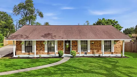 59 S Shamrock Ct, Lake Jackson, TX 77566