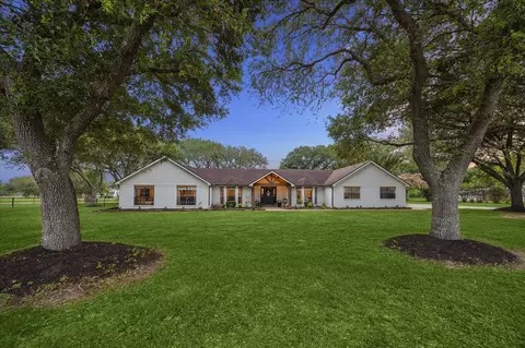 1759 Woody Ln, Sealy, TX 77474