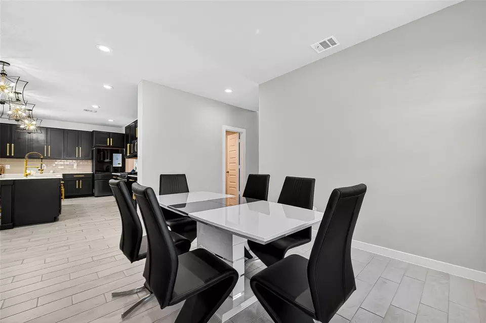 Dining - 5615 Silverleaf Oak Ln, Houston, TX 77066 photo 2 of 2
