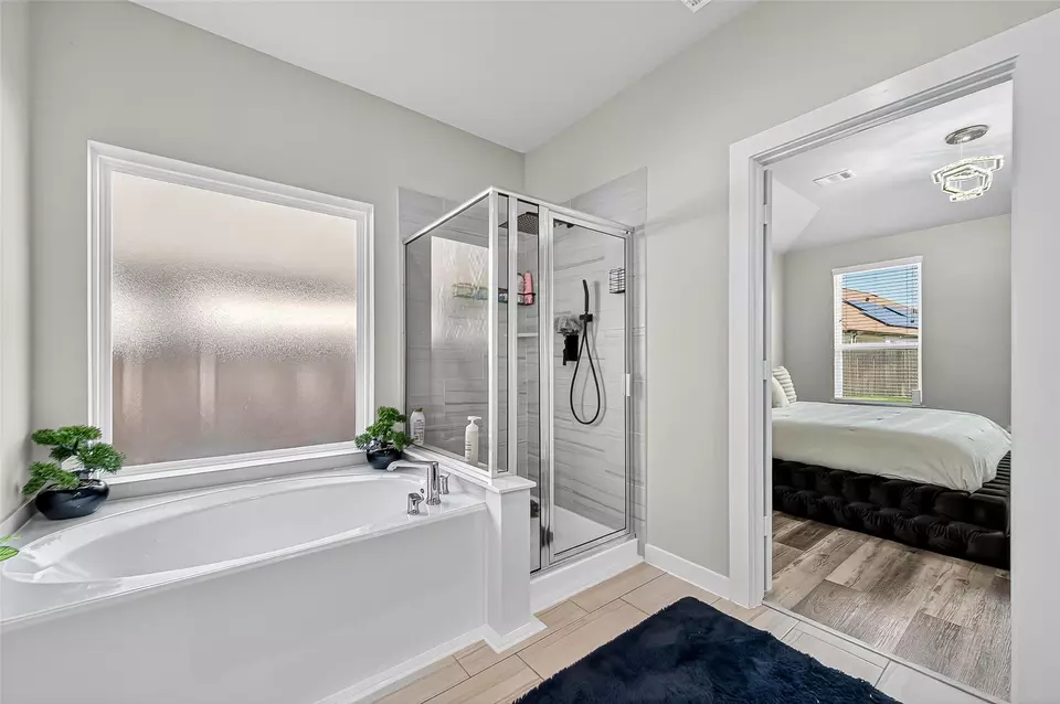 Bath - 5615 Silverleaf Oak Ln, Houston, TX 77066 photo 3 of 5