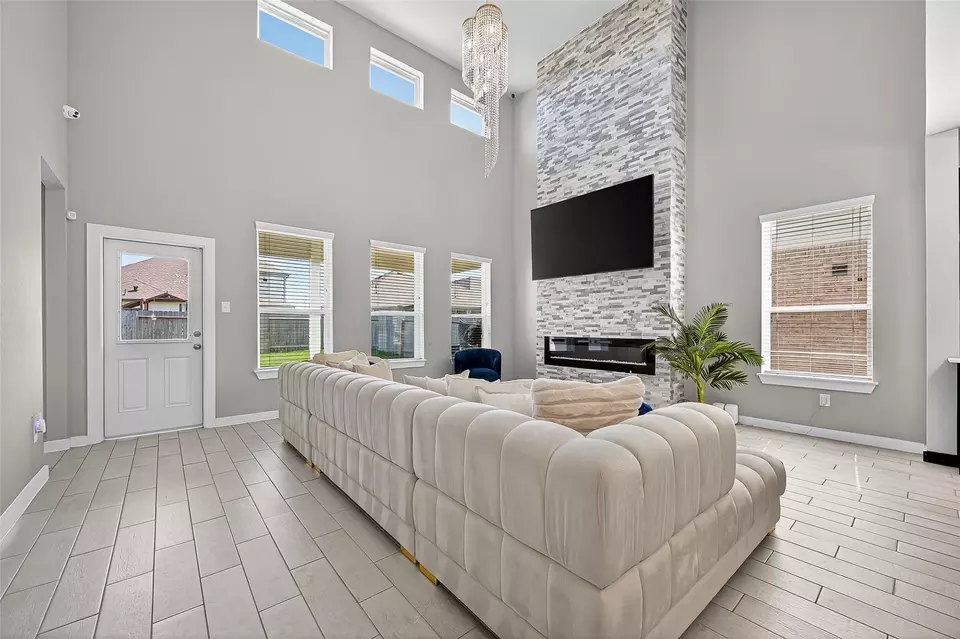 Living - 5615 Silverleaf Oak Ln, Houston, TX 77066 photo 2 of 6