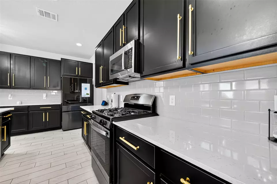 Kitchen - 5615 Silverleaf Oak Ln, Houston, TX 77066 photo 2 of 6