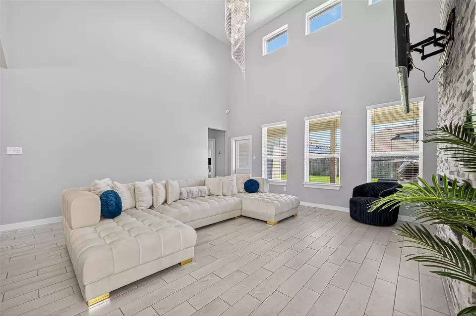 Living - 5615 Silverleaf Oak Ln, Houston, TX 77066 photo 1 of 6