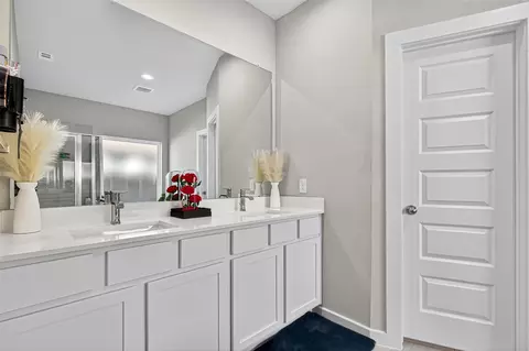 Bath - 5615 Silverleaf Oak Ln, Houston, TX 77066 photo 1 of 5