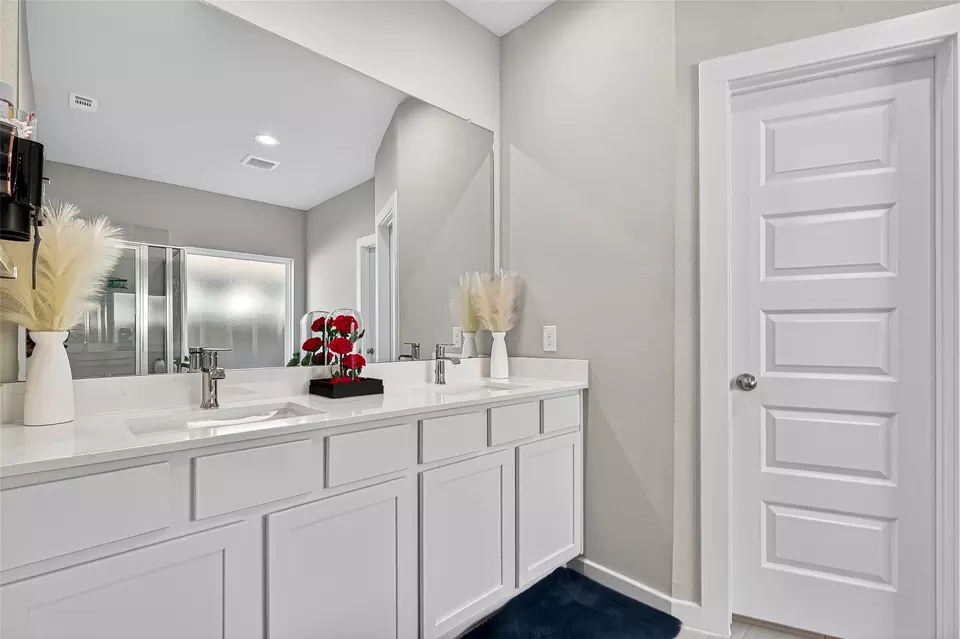 Bath - 5615 Silverleaf Oak Ln, Houston, TX 77066 photo 1 of 5