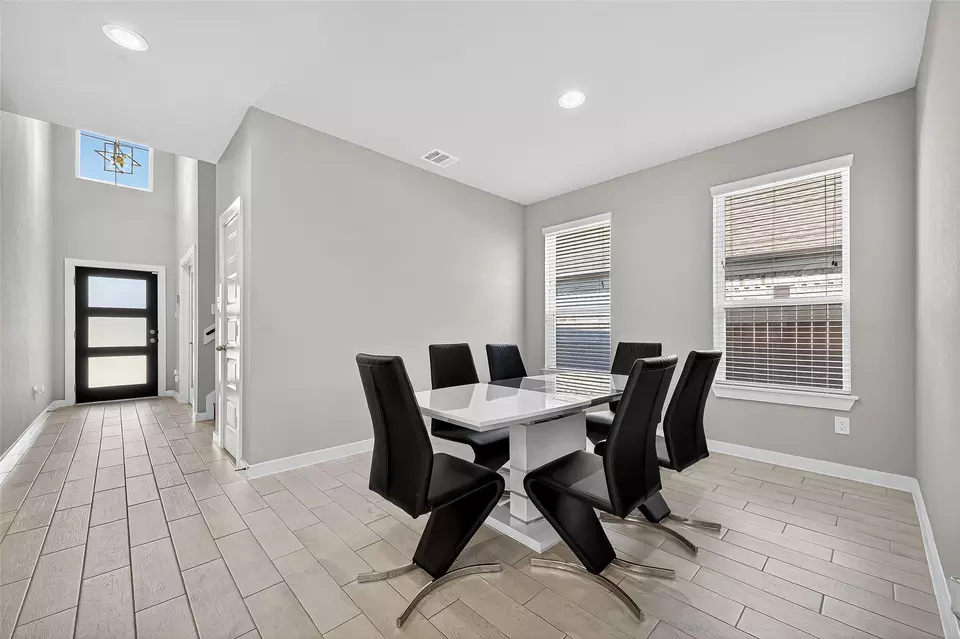 Entry Way - 5615 Silverleaf Oak Ln, Houston, TX 77066 photo 4 of 7