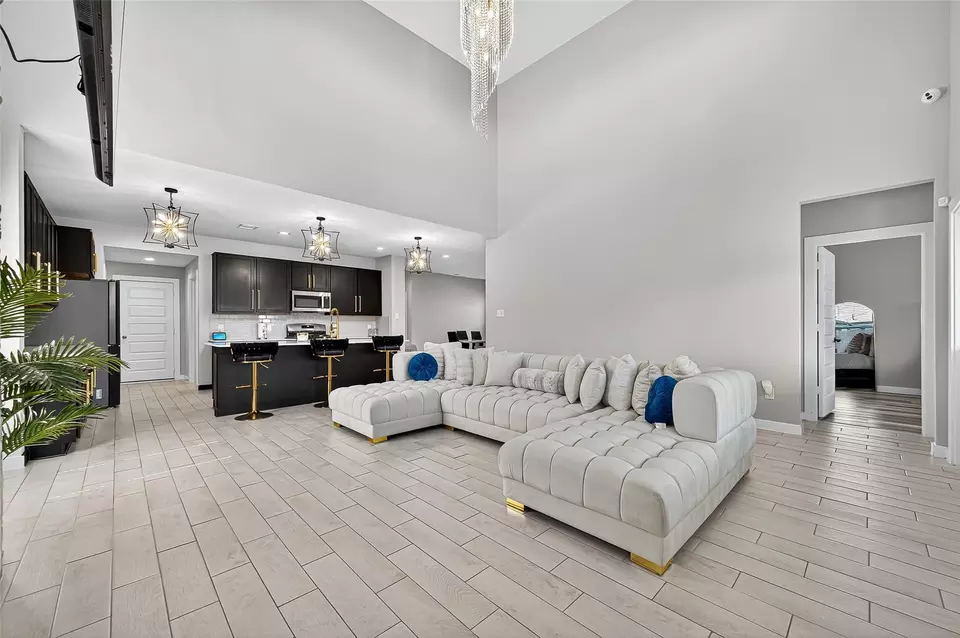 Living - 5615 Silverleaf Oak Ln, Houston, TX 77066 photo 4 of 6