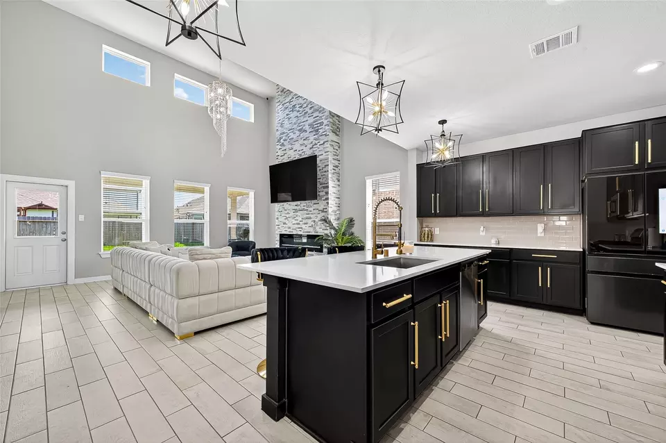 Kitchen - 5615 Silverleaf Oak Ln, Houston, TX 77066 photo 3 of 6