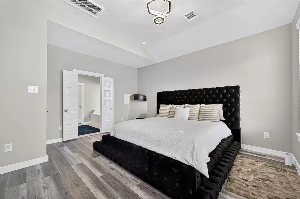 Bedroom - 5615 Silverleaf Oak Ln, Houston, TX 77066 photo 2 of 8