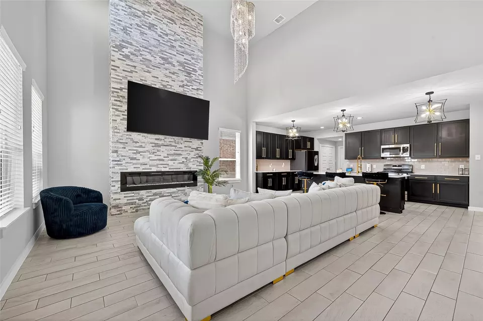 Living - 5615 Silverleaf Oak Ln, Houston, TX 77066 photo 3 of 6