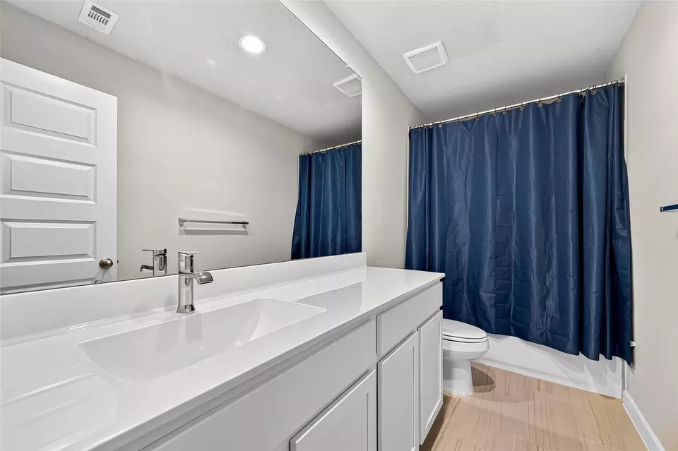 Bath - 5615 Silverleaf Oak Ln, Houston, TX 77066 photo 4 of 5