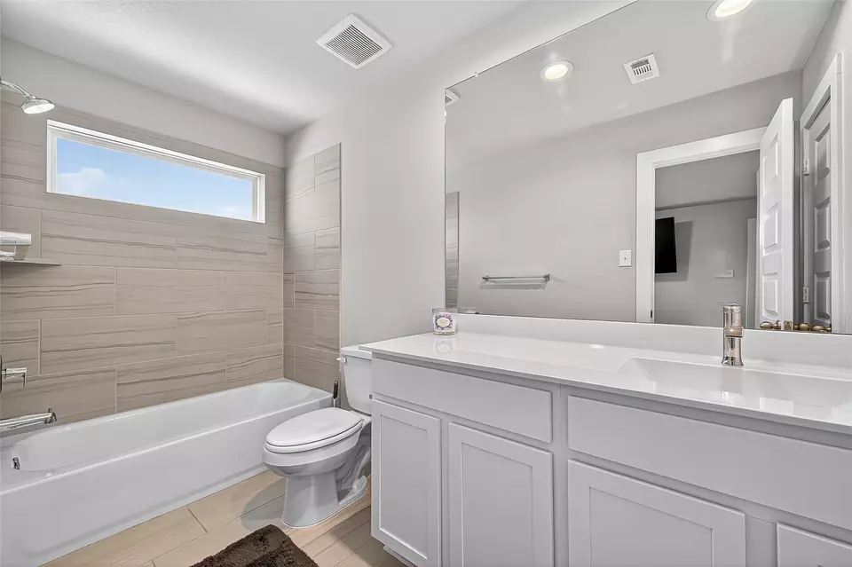 Bath - 5615 Silverleaf Oak Ln, Houston, TX 77066 photo 5 of 5
