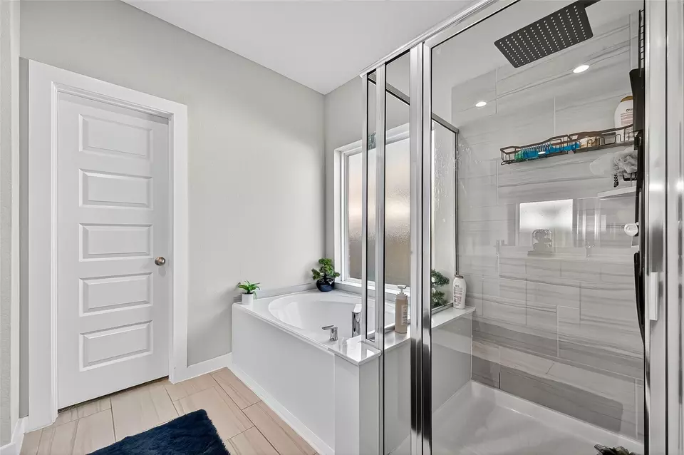 Bath - 5615 Silverleaf Oak Ln, Houston, TX 77066 photo 2 of 5