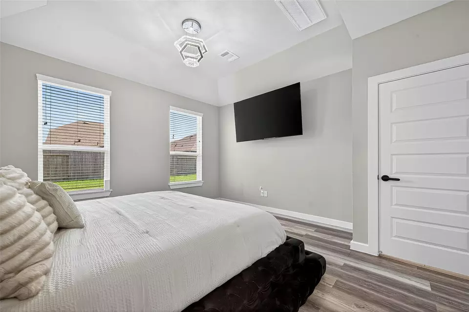 Bedroom - 5615 Silverleaf Oak Ln, Houston, TX 77066 photo 3 of 8