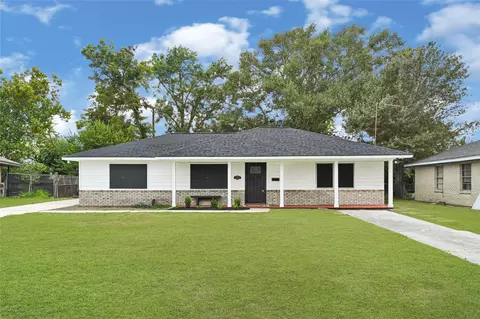 2703 Ammons St, Baytown, TX 77521