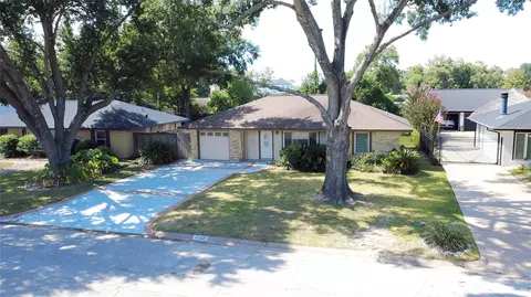 2106 Woodcrest Dr, Houston, TX 77018