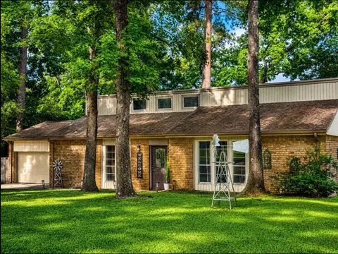 1728 E Lake Dr, Huntsville, TX 77340