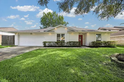 608 Tanglewood Dr, Friendswood, TX 77546