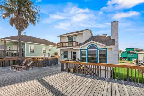 313 Schooner Dr, Freeport, TX 77541