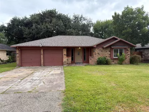 2010 Redwood St, Kemah, TX 77565