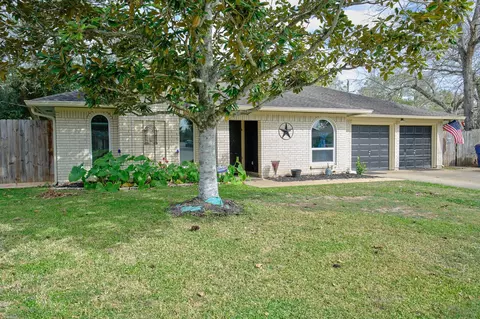 729 Newman St, Angleton, TX 77515