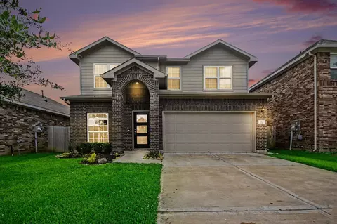 110 Kelly St, Angleton, TX 77515