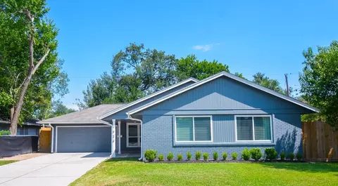 7926 Ridgeview Dr, Houston, TX 77055