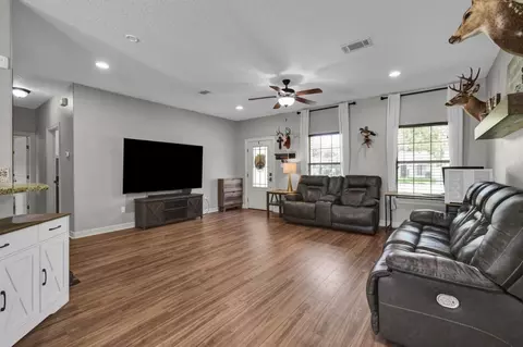 511 Sycamore St, Lake Jackson, TX 77566