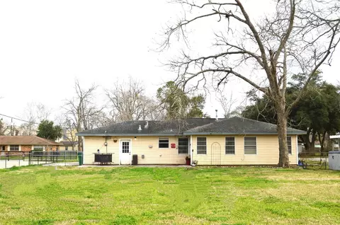 1105 Earley St, Sweeny, TX 77480