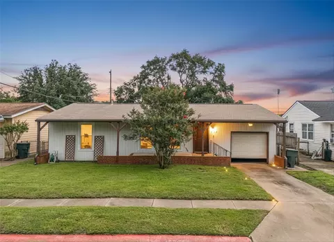 7113 Sycamore Dr, Galveston, TX 77551