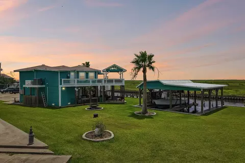 130 Admiral Ln, Freeport, TX 77541