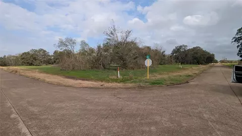 401 Springfield Trl, Angleton, TX 77515 photo 1