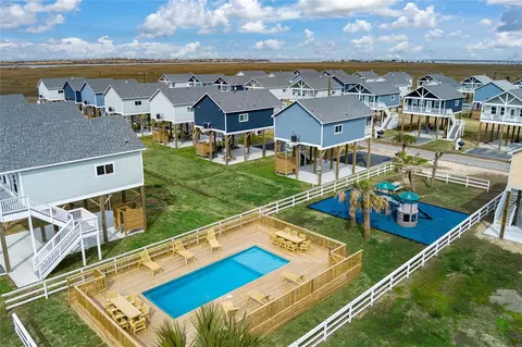 1079 Johnson Rd, Gilchrist, TX 77617