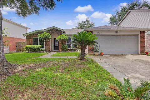 1730 Oak Valley Dr, Kemah, TX 77565