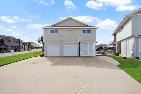 223 Easterly Dr, Tiki Island, TX 77554