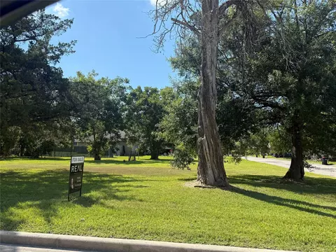 815 Bowie St, Baytown, TX 77520