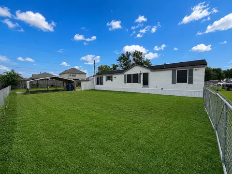 153 Prairie Lea Dr, Angleton, TX 77515