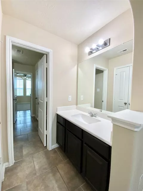 Bath - 21602 Royal Melbourne Ct, Porter, TX 77365 photo 5 of 9