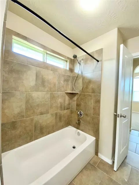 Bath - 21602 Royal Melbourne Ct, Porter, TX 77365 photo 6 of 9